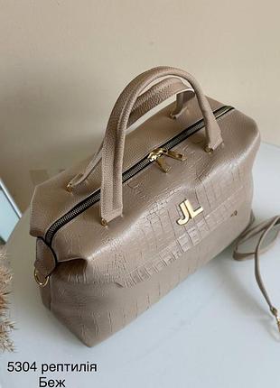 Жіноча сумка саквояж бежевий великий зі шкірозамінника з турецької екошкіри з короткими ручками та довгим ремінцем через плече рептилія