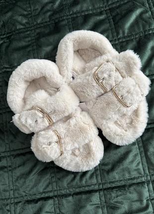 Білі тапочки з меху