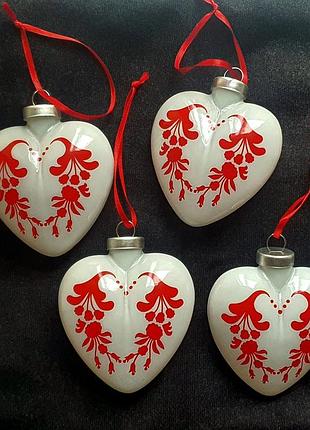 Новорічні  різдвяні іграшки на ялинку. ялинкові іграшки. серце , скло. новорічна прикраса. декор. різдвяний декор.