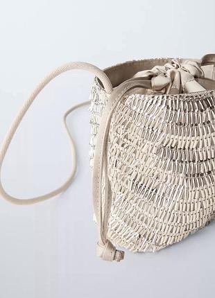 Дуже красива та ніжна дитяча атласна сумка/сумочка через плече зі шнурком та прикрасою з бісеру.