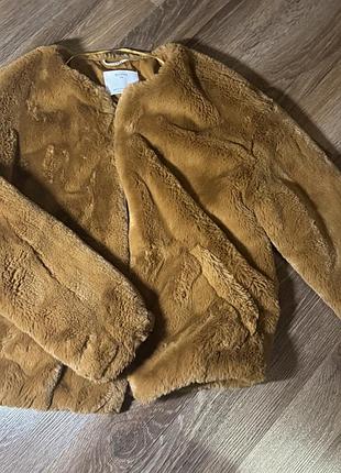 Коротка коричнева шубка від bershka