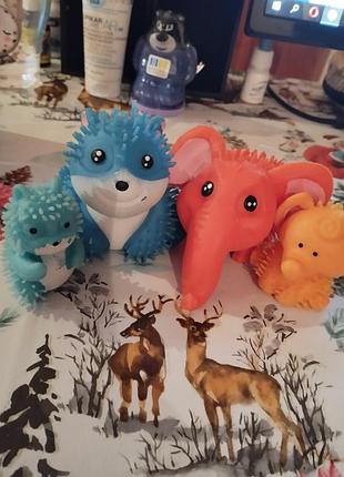 Резинові м'які колекційні тварини мама і дитина.