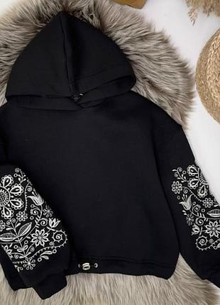 Худі з красивою вишивкою