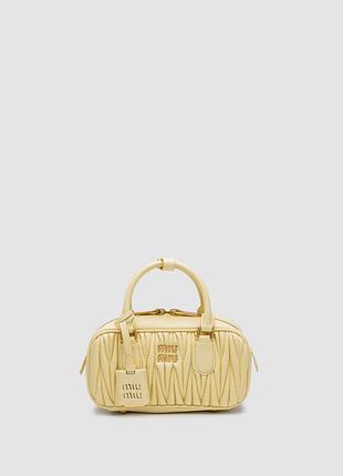 Сумка женская miu miu arcadie matelassé nappa leather bag yellow 22 х 13 х 8 натуральная кожа черная трендовая