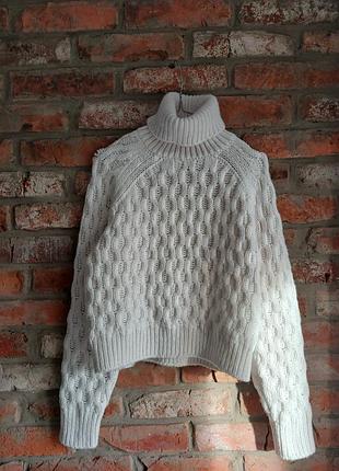 Объемный свитер с горлом и шерстью