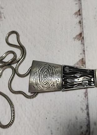 Кулон на шию, сріблястого кольору