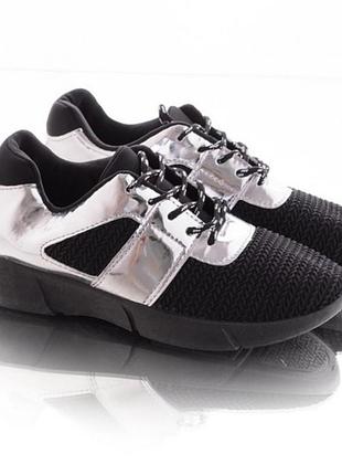 Черные с серебряными вставками кроссовки из текстиля