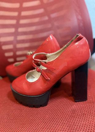 Червоні туфлі на платформі | лаковані | стильні | нові