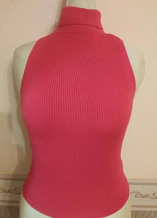 Шикарная качественная в рубчик кофточка,топ с открытыми плечами и высокой горловиной.новая.