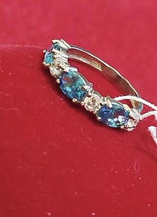 Срібний перстень доріжка з голубими та білими фіанітами.