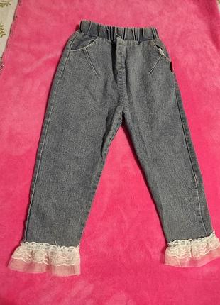 Джинсы на девочку с гипюром