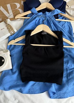 Черный топ в рубчик с квадратным вырезом prettylittlething