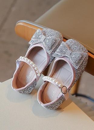 Нарядні блискучі туфлі для дівчинки