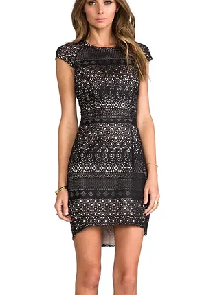 Черное приталенное ажурное платье из кружева на подкладке от pinky