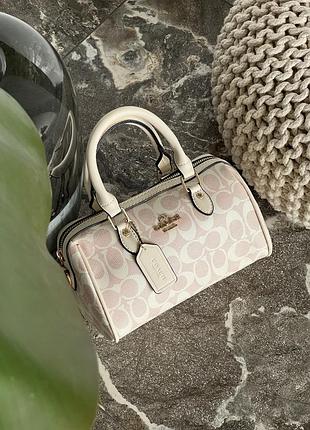 Сумка женская coach mini rowan crossbody in signature бело-пудровый шанель бочонок