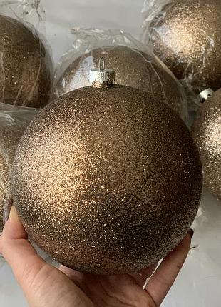 Великі блискучі новорічні кулі