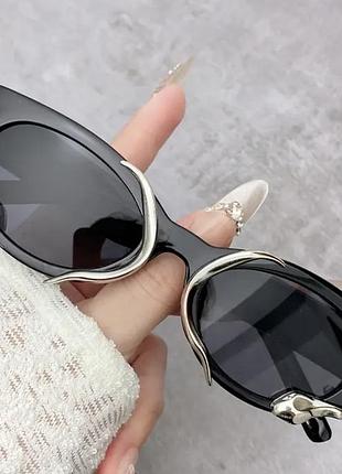 Жіночі сонцезахисні окуляри зі змією