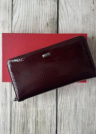 Женский бордовый кожаный кошелек на молнии