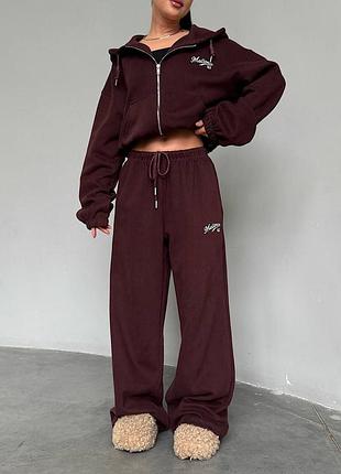 Утепленный зимний спортивный костюм кофта на молнии с капюшоном надписью принтом брюки с высокой посадкой на резинке широкие