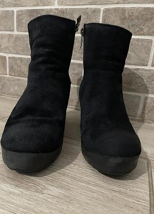 Замшевые ботинки на поатформе