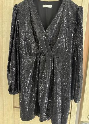 Женоча сукня в поєдках