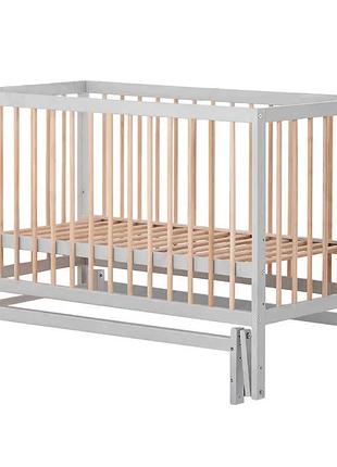 Изящная кроватка «софия-2» с шарнирным механизмом и опускающейся боковиной (серый + натуральный)
