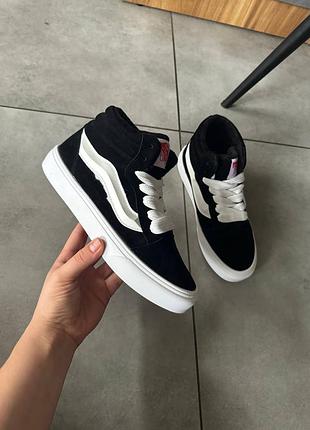 Женские кроссовки