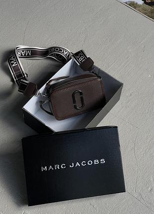 Сумка marc jacobs snapshot на широком ремешке шоколадный