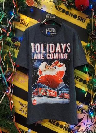 Новорічна святкова футболка -свято до нам приходить coca-cola - дід мороз
