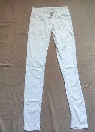 Белые брюки джинсы на лето скинни