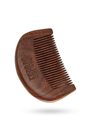 Деревянный расческа для бороды выполнен из породы деревьев – из сандала
