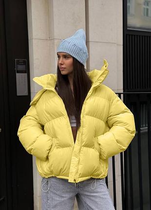 Тепла жіноча зимова куртка оверсайз вільного крою з капюшоном та кишенями на блискавці