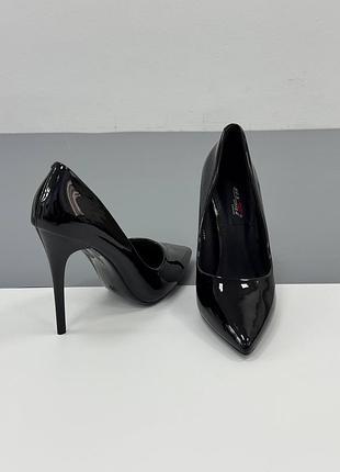 Шкіряні лакові туфлі