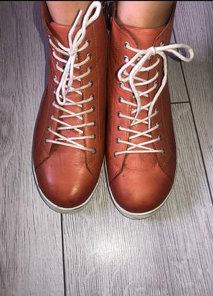 Продам шкіряні черевики помаранчевого кольору.
