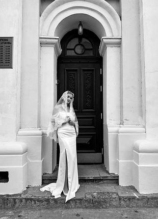 Весільна сукня з розрізом