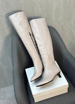 Классические женские сапоги на невысокой шпильке