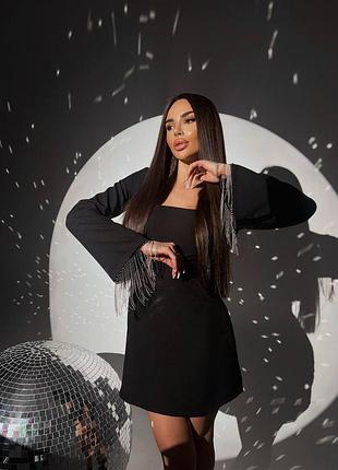 Платье приталенное с блестящей бахромой вырез на спине