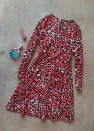 Красивое яркое платье трапеция в актуальный принт сзади на молнии