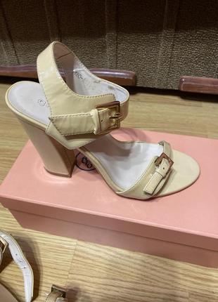 Босоножки кожа лак