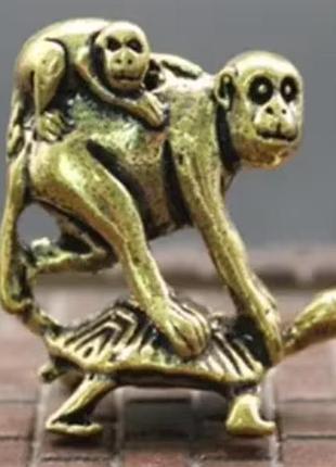 Фигурка статуэтка обезьяна мавпа макака с малышом на черепахе латунная металл латунь