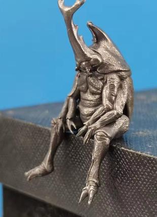Фигурка статуэтка металл медная жук насекомое сидит на попе