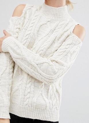 Кремовий светр з вирізами на плечах5 фото