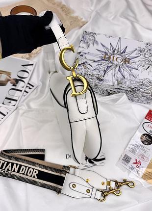 Женская кожаная сумочка dior saddle в белом цвете 25x20x8