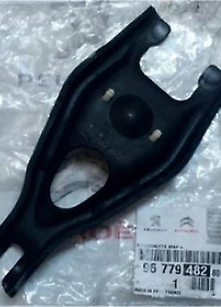 Вилка выжимного подшипника приот сцепления psa 9677948280