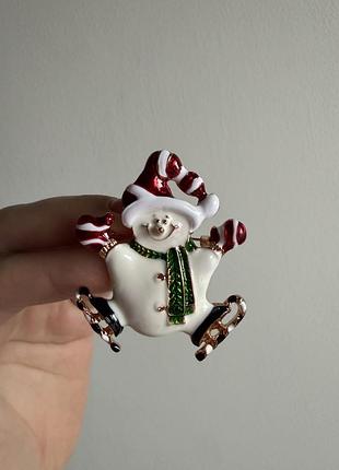 Металева брошка сніговик веселий сніговичок на ковзанах