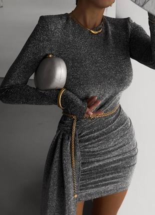 Женское короткое платье из люрекса со шлейфом