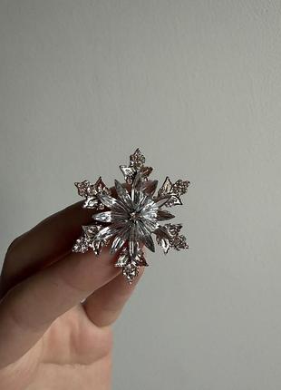 Металева брошка сніжинка “крижане серце” — вишуканий блиск зими
