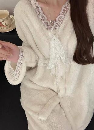 Тепла, стильна та жіночна піжама, декорована мереживом, на талії куліска, застібається  на ґудзики