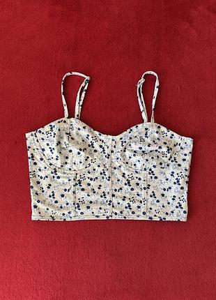 Белый топ в корсетном стиле