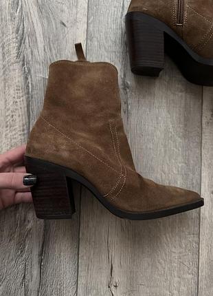 Zara замшевые женские казаки коричневые рыжие на каблуке с острым носом ботинки демисезонные